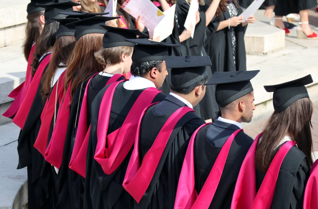 Les etudiants etrangers autorises a rester deux ans apres leur diplome