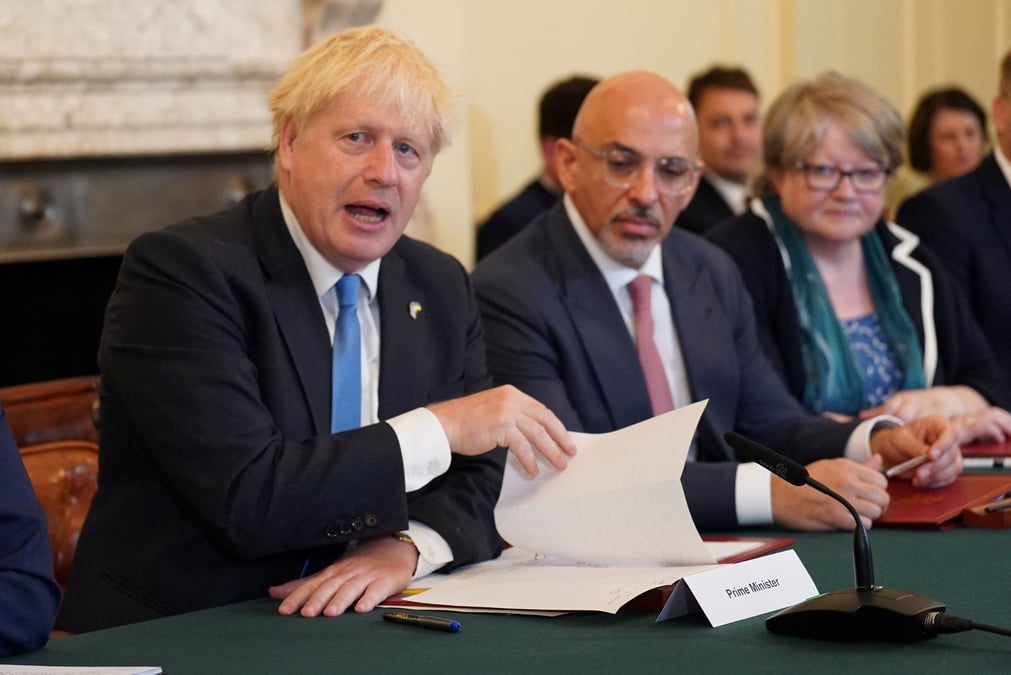Grande-bretagne: boris johnson recoit des livres de churchill comme cadeau d'adieu