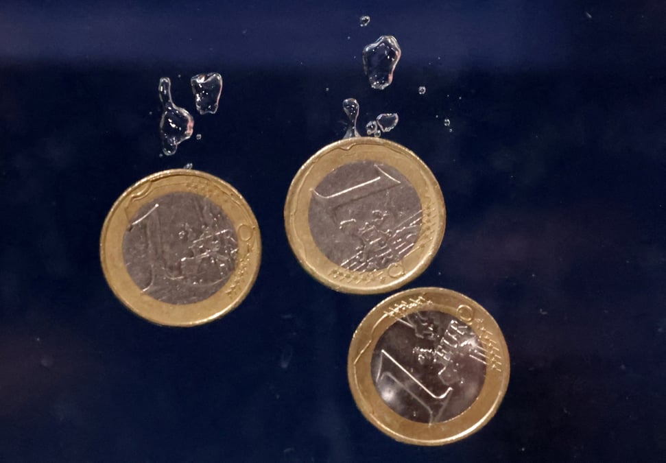 Des pieces d'un euro sont plongees dans l'eau