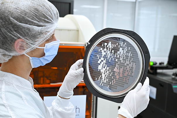 La PME Recif Technologies s'est imposée comme le leader européen dans les robots manipulant les plaques de silicium dans les usines de semi-conducteurs.