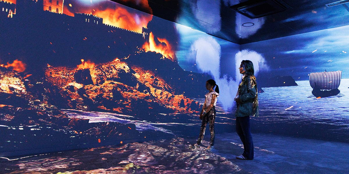 Le parcours de la Cité immersive propose des espaces qui retracent les grands chapitres de l’installation viking en Normandie.
