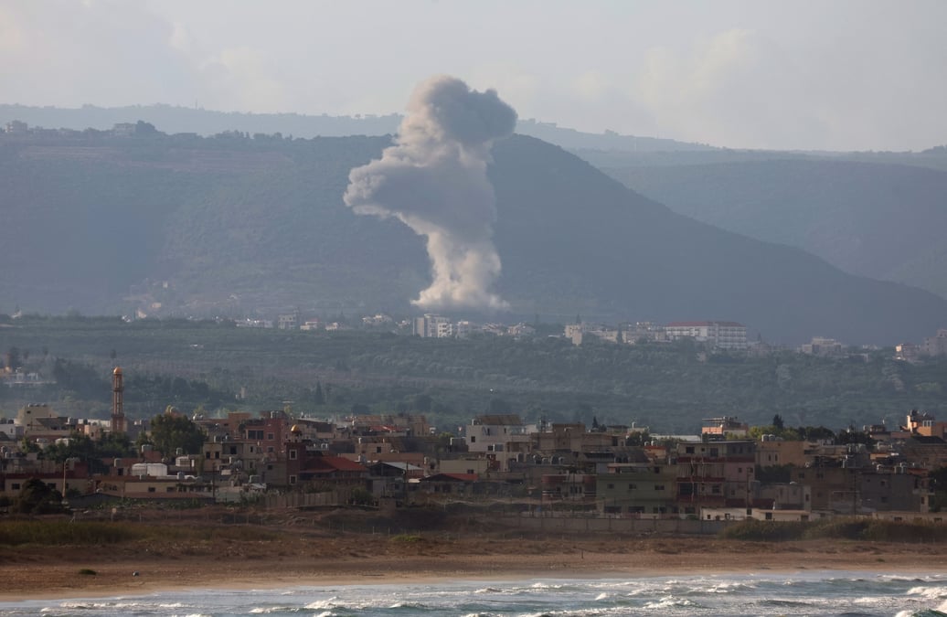 De la fumee s'eleve du cote libanais de la frontiere avec israel, vue de tyr.