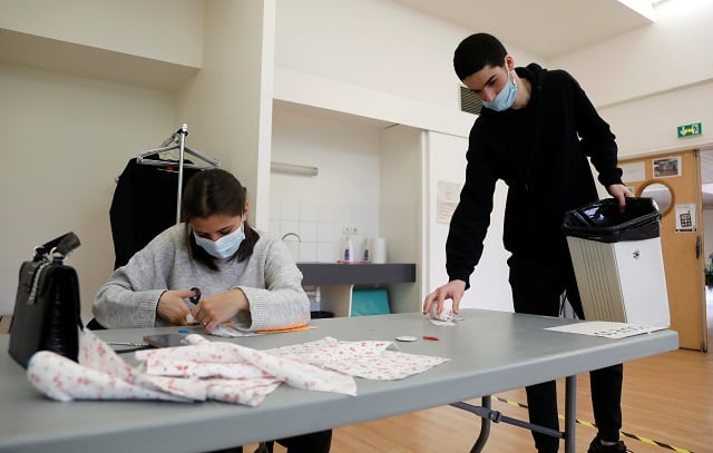 Souvent, les jeunes issus de quartiers défavorisés cumulent les difficultés tout au long de leur scolarité qui peuvent avoir ensuite des effets délétères pendant toute leur carrière professionnelle.