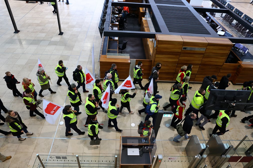 Des travailleurs en greve a l'aeroport de berlin-brandenbourg