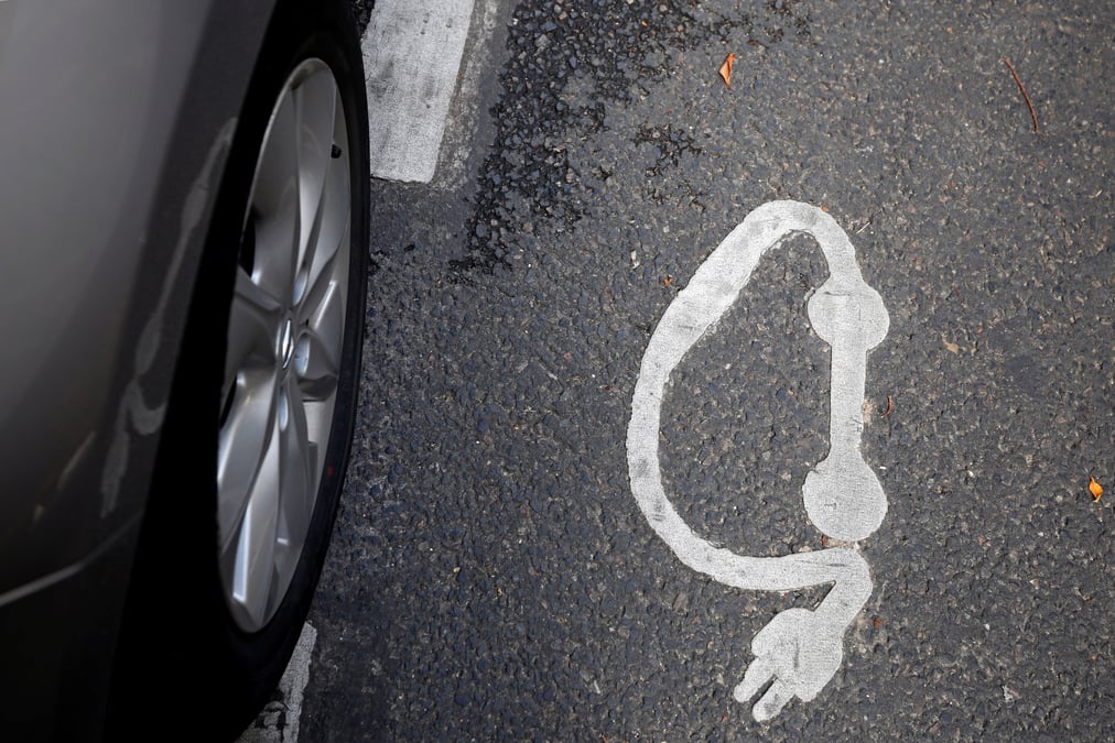 Un symbole est photographie a cote d'une borne de recharge de voiture electrique dans une rue de paris