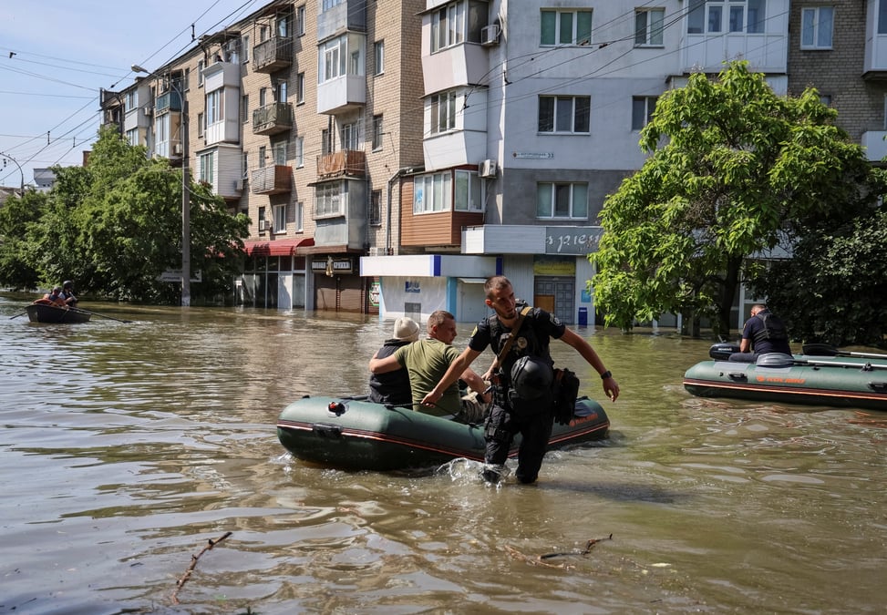 La police evacue les residents a kherson, en ukraine