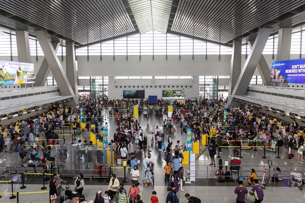 Des passagers font la queue pour s'enregistrer a l'aeroport international ninoy-aquino, aux philippines
