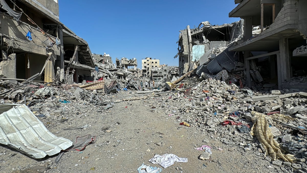 Les palestiniens constatent les degats apres le retrait des forces israeliennes de la zone autour de l'hopital kamal adwan, dans le cadre du conflit entre israel et le hamas, a jabalia, dans le nord de la bande de gaza.