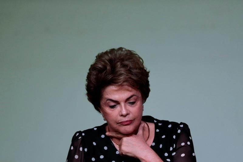 Dilma rousseff favorable a un referendum sur des elections anticipees au bresil