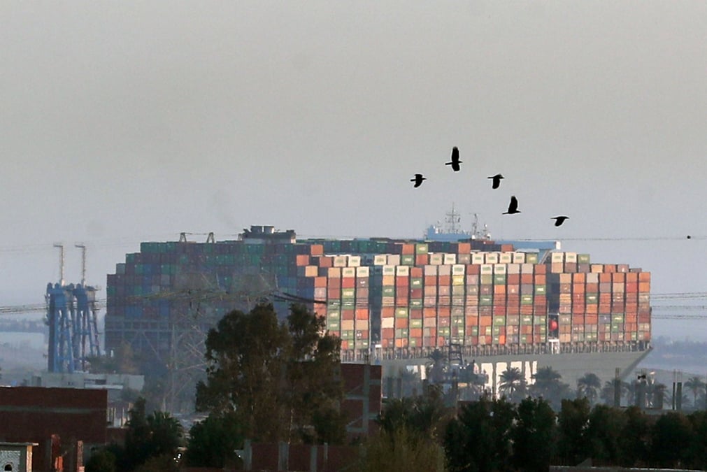 Course pour degager le canal de suez, les prix de livraison du petrole flambent