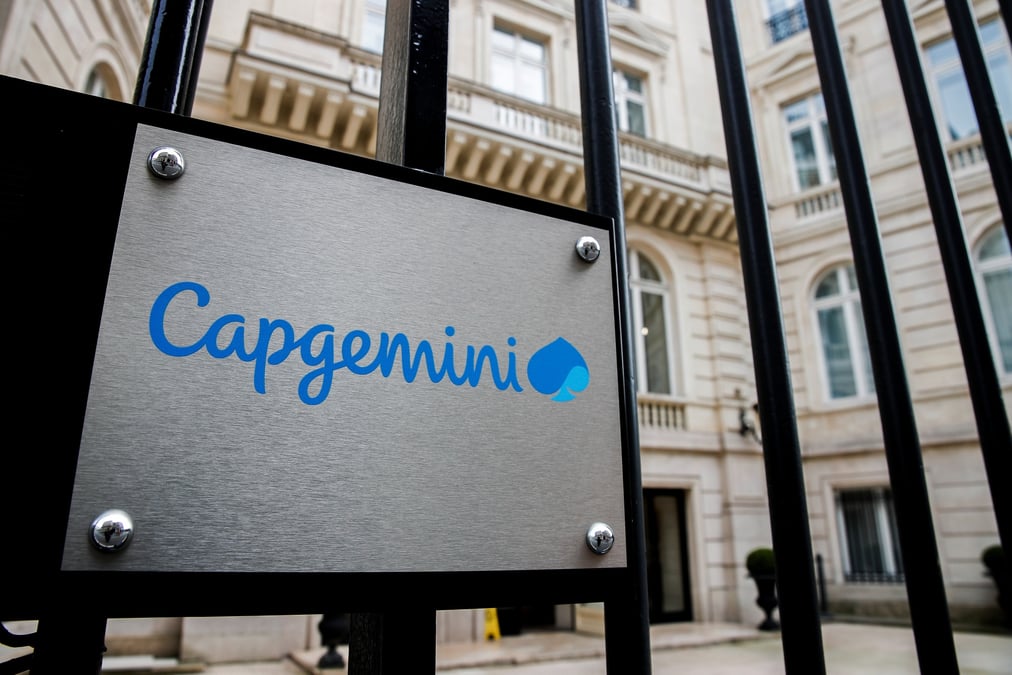Le logo de capgemini au siege de la societe a paris
