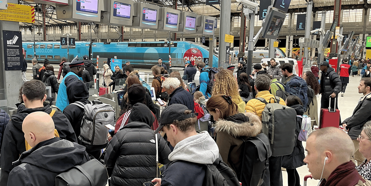 La cette proposition de loi octroie notamment au gouvernement un quota de 30 jours par an durant lesquels les « personnels des services publics de transports » seraient privés de leur droit de grève.