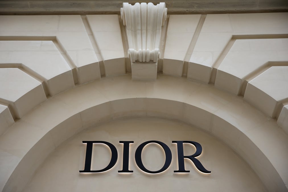 Le logo de la maison de couture francaise dior sur la facade du 30 montaigne