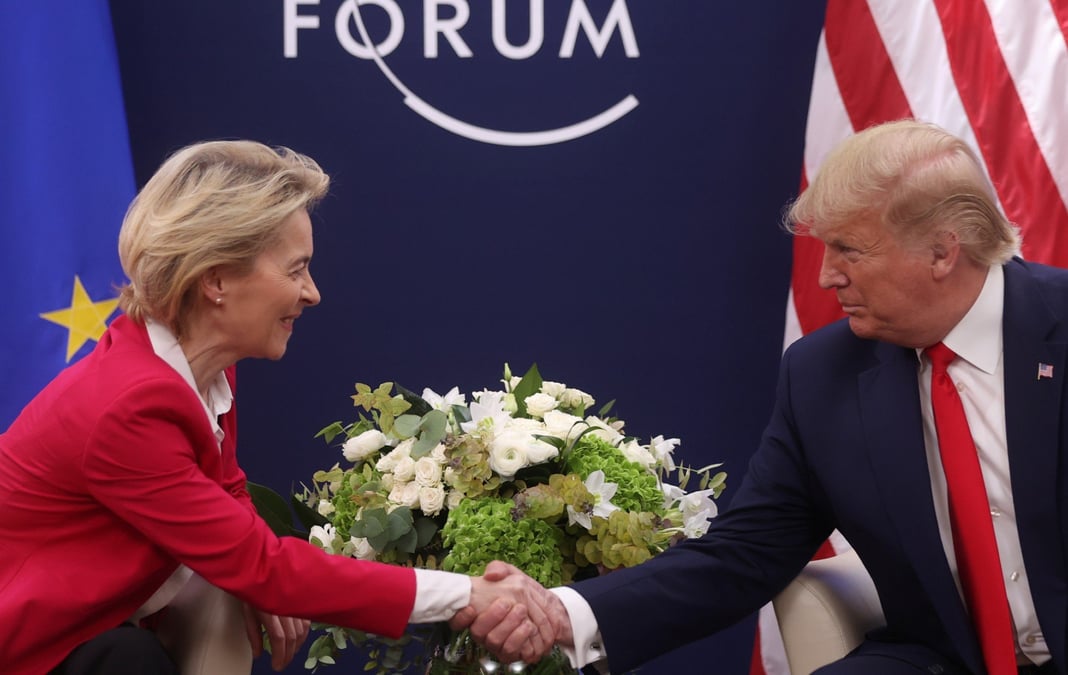 La présidente de la Commission européenne, Ursula von der Leyen et Donald Trump, alors président américain, au Forum économique mondial de Davos en 2020. (Photo d'illustration).