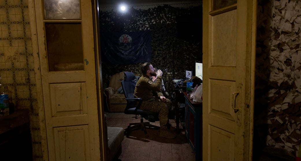 Dans une maison transformée en centre de commandement, un officier ukrainien supervise un assaut des hommes de la 59e brigade, à Pokrovsk, le 15 février 2025.