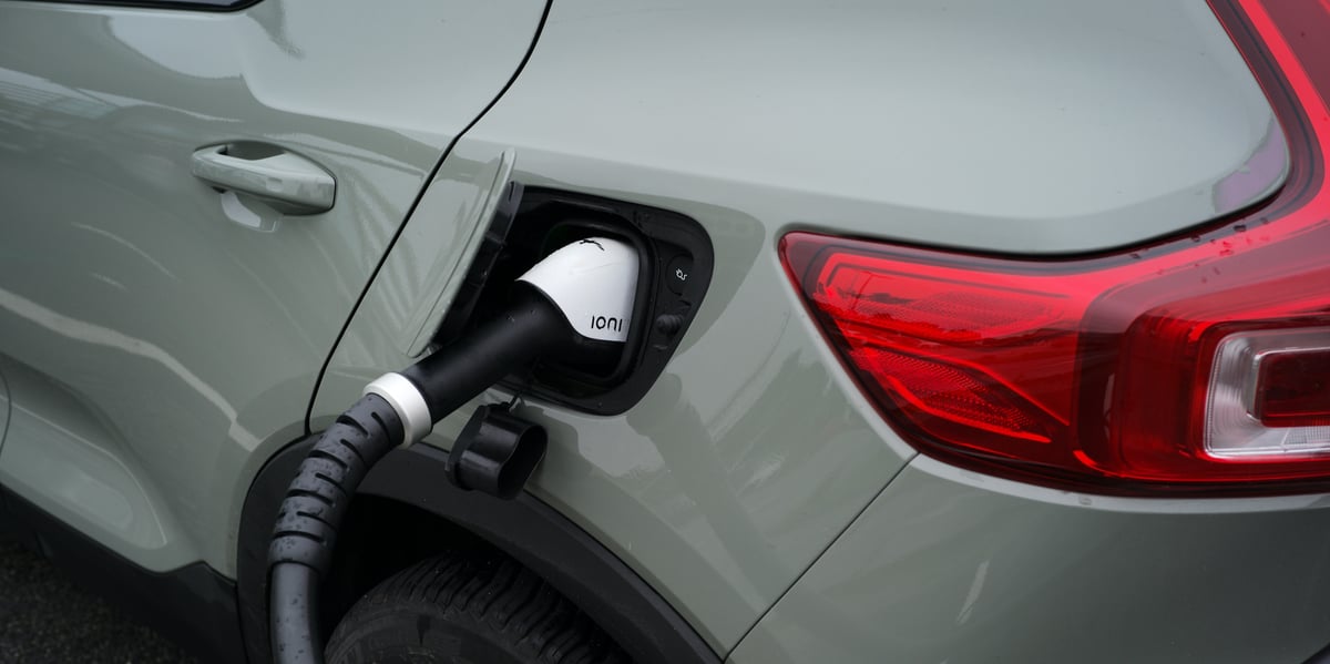 Le développement de la revente de l’énergie des voitures électriques sur le réseau passe par une démocratisation des technologies de recharge intelligente.