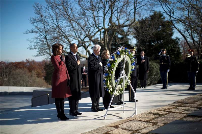 Obama sur la tombe de Kennedy à Washington