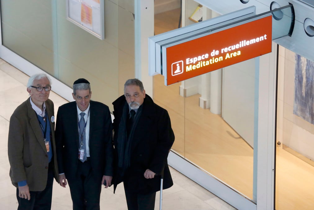 A roissy, on prie cote a cote