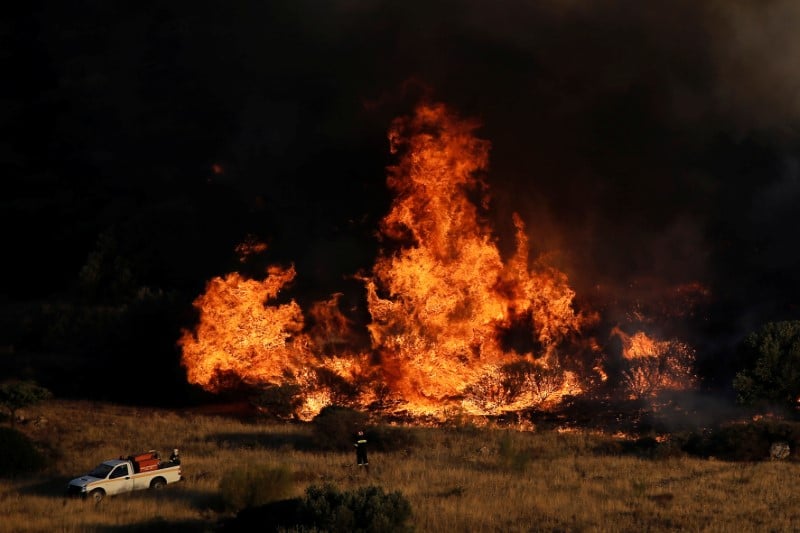 Un feu de foret menace des habitations au sud d'athenes