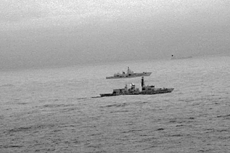 La royal navy escorte un batiment russe pres des eaux britanniques