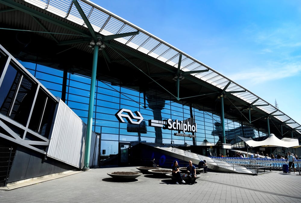 Un hall de l'aeroport de schiphol evacue apres une alerte a la bombe