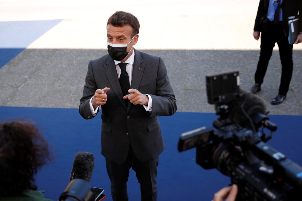 Macron juge la levee des brevets de vaccins secondaire