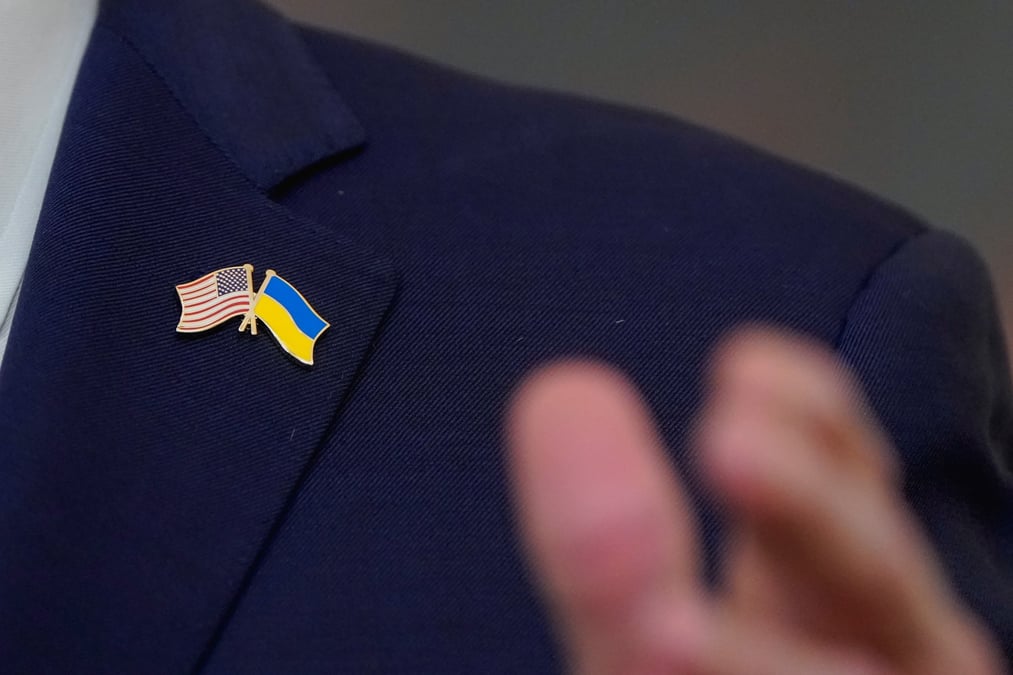 Un pin's des drapeaux des etats-unis et de l'ukraine
