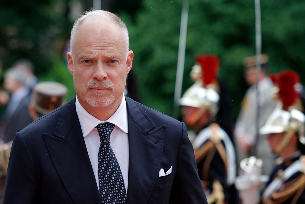 Le ministre hongrois de la defense, kristof szalay-bobrovniczky, aux invalides a paris
