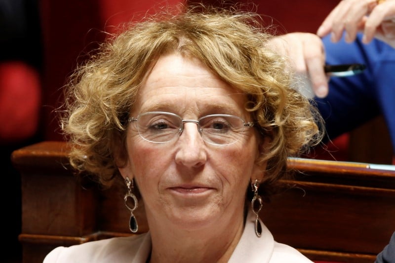 Des communes denoncent le gel des contrats aides