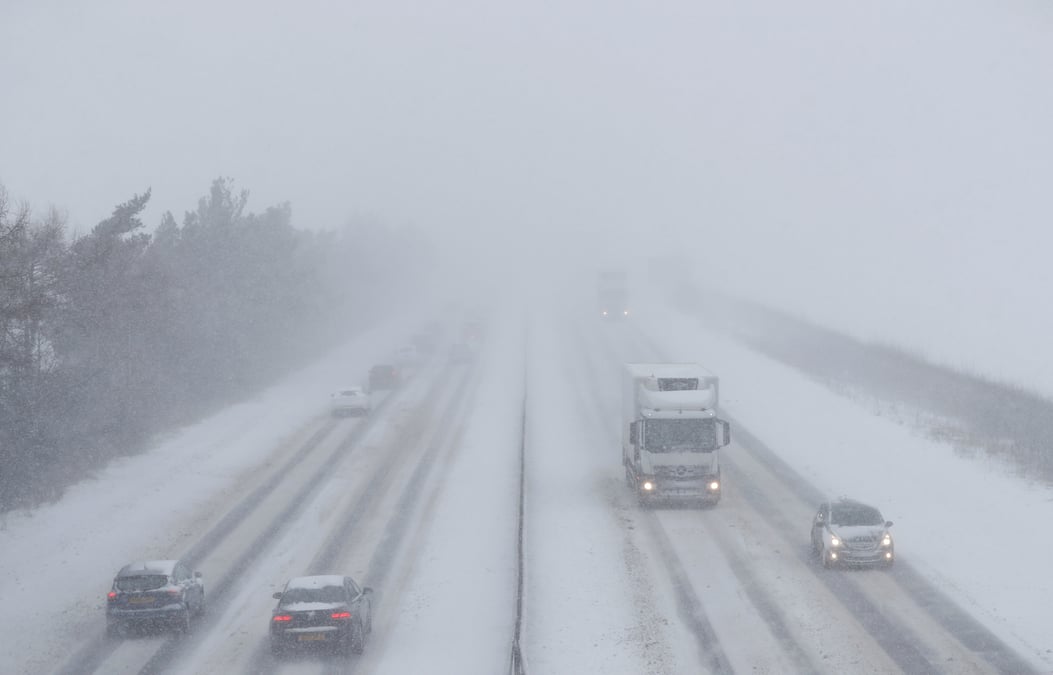 Des centaines d'automobilistes bloques par le blizzard en ecosse