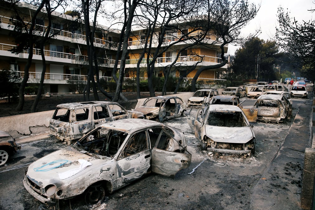 Apres les incendies, tsipras promet de demolir les constructions illegales