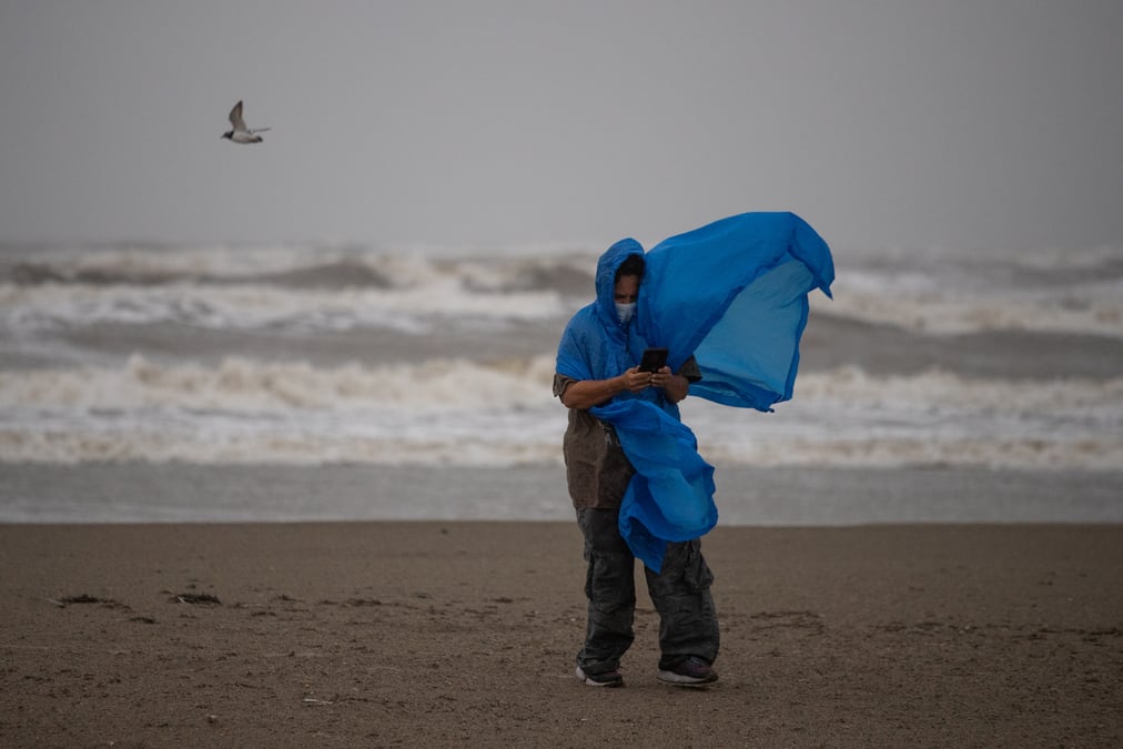 L'ouragan nicholas atteint la cote du texas et de la louisiane