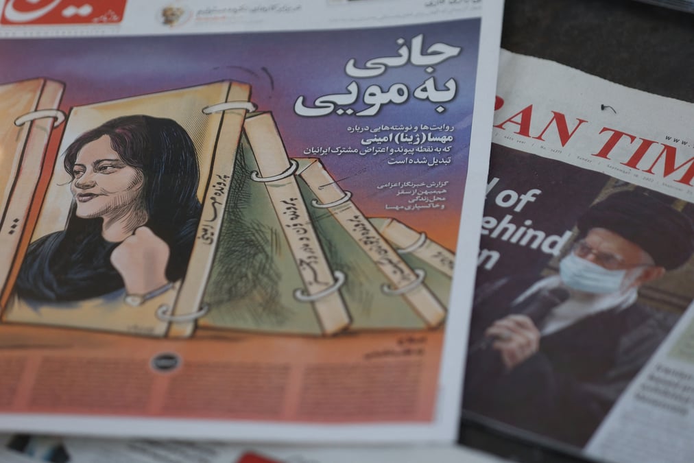 Un journal avec la photo de couverture de mahsa amini photographie a teheran, en iran