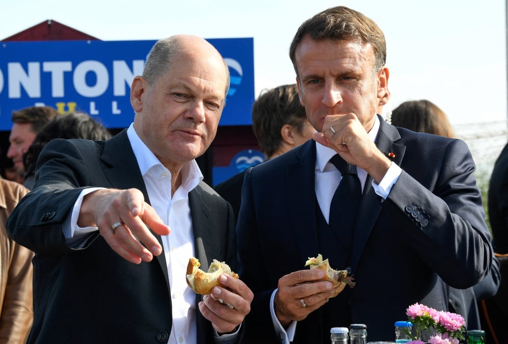 Le chancelier allemand olaf scholz et le president francais emmanuel macron a hambourg, en allemagne