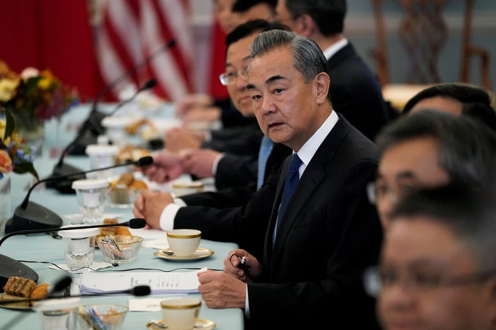 « Les deux parties ont eu des discussions stratégiques franches, substantielles et fructueuses » notamment sur « comment gérer de manière appropriée les questions importantes et sensibles des relations sino-américaines », a déclaré Wang Yi, le conseiller à la sécurité nationale de la Maison Blanche.