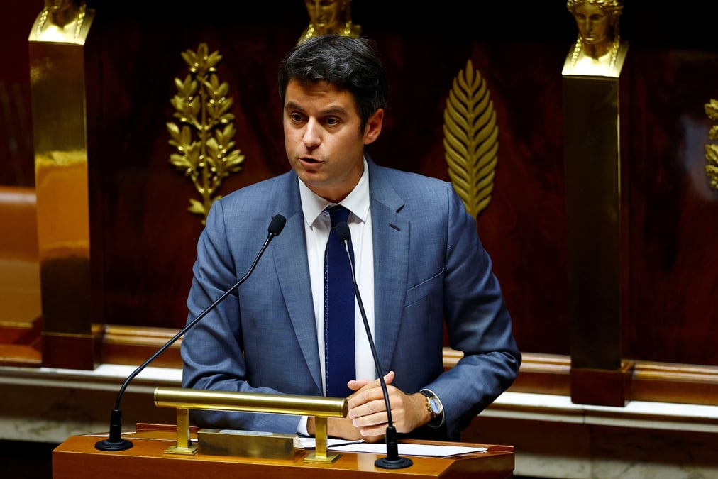 L'ancien premier ministre francais gabriel attal prononce un discours a l'assemblee nationale