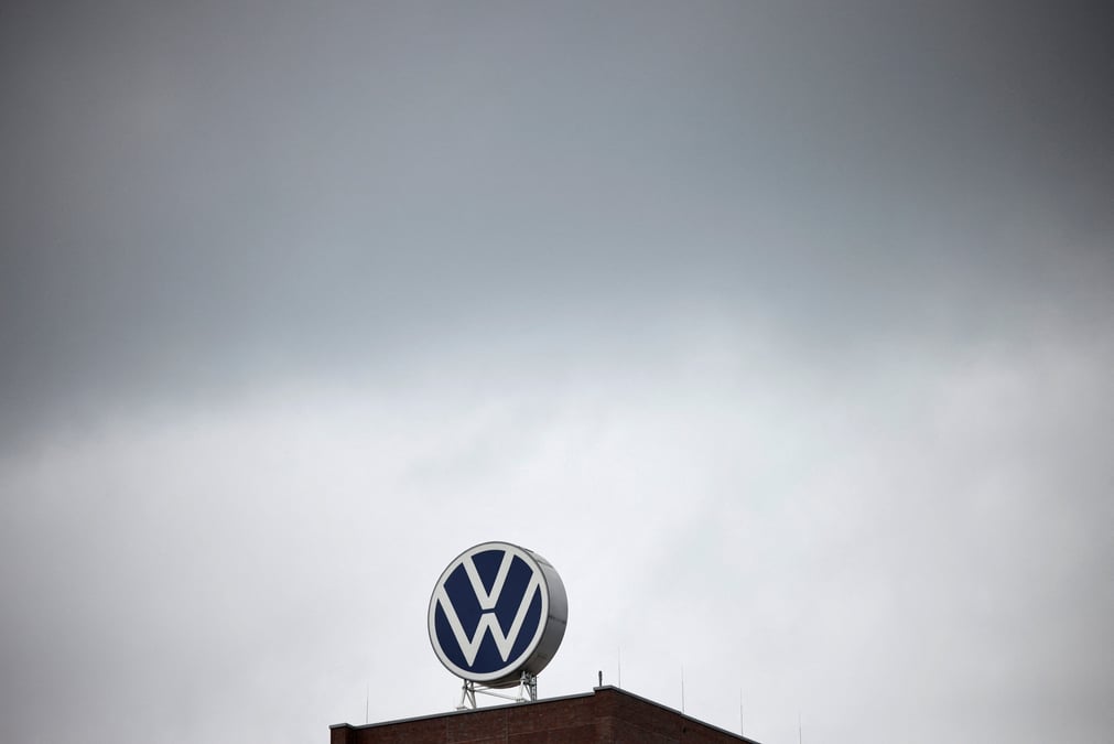 Un logo vw au siege de l'entreprise a wolfsburg