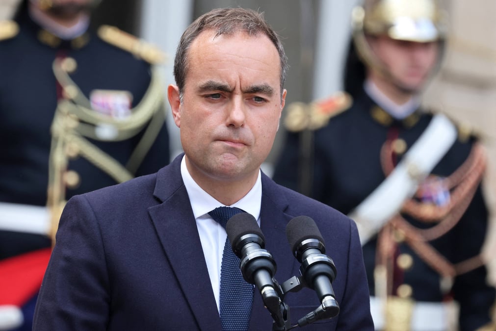 Sébastien Lecornu lors de la passation de pouvoir avec François Bayrou, le 10 septembre 2025, à Matignon.