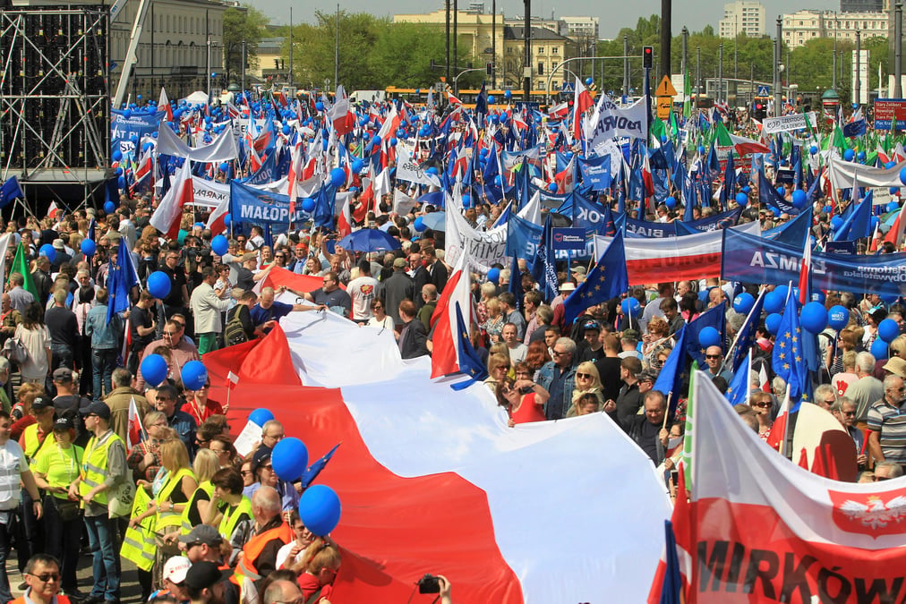 Des milliers de manifestants a varsovie contre le gouvernement