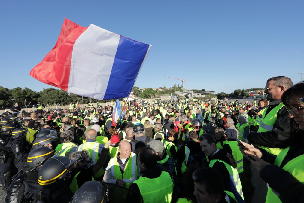 La mobilisation des "gilets jaunes" reussie mais endeuillee