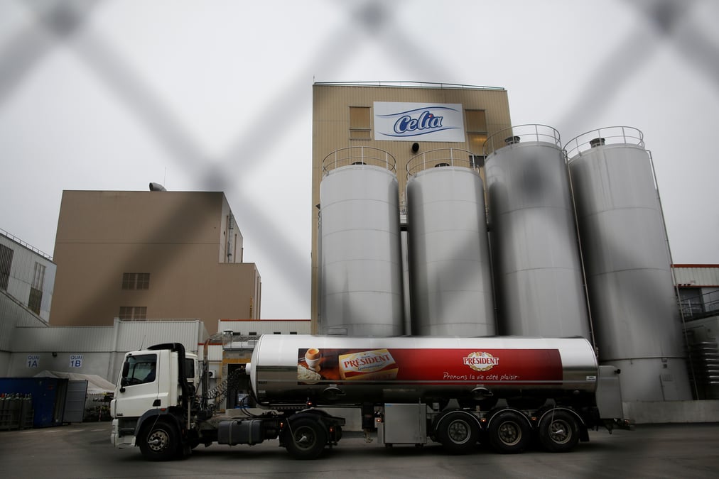 Des producteurs de lait devant l'usine lactalis de craon
