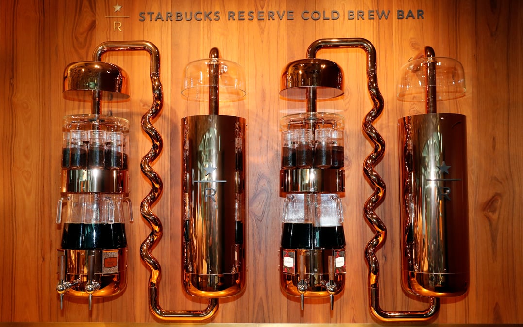 Starbucks se reorganise; des licenciements prevus, selon bloomberg