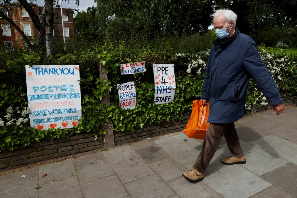 L'angleterre sort tres prudemment du confinement