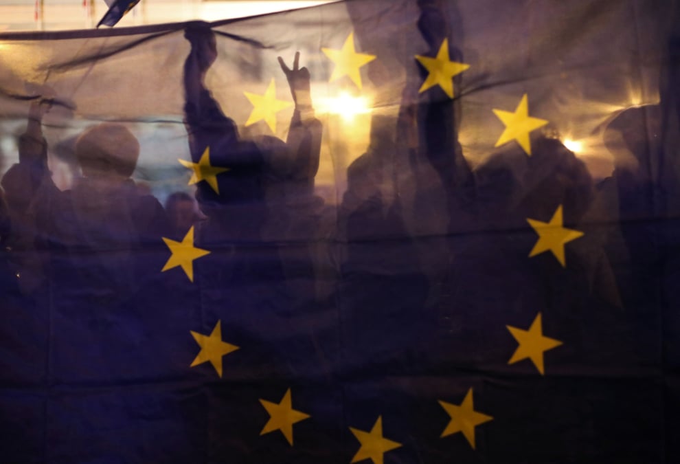 L'union europeenne donne son accord initial pour instaurer des quotas de femmes dans les conseils d'administration