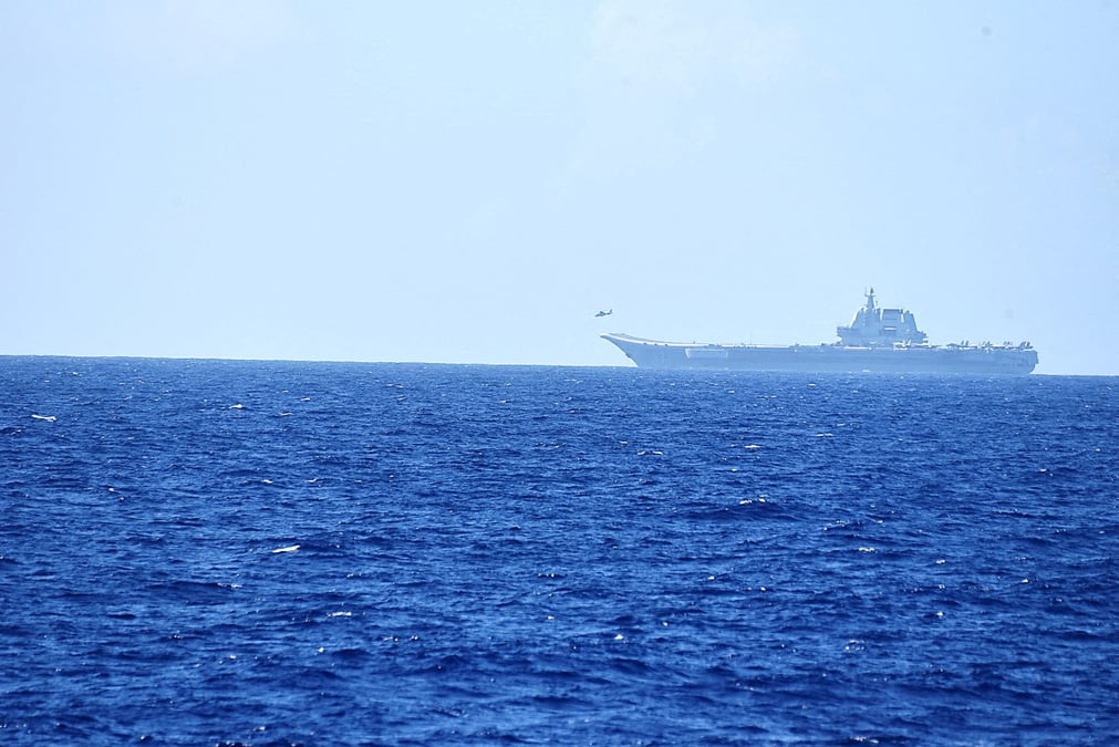 Un helicoptere decolle du porte-avions chinois shandong
