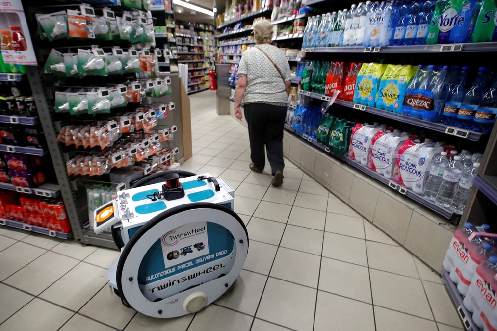 Une femme fait ses courses dans une epicerie a paris