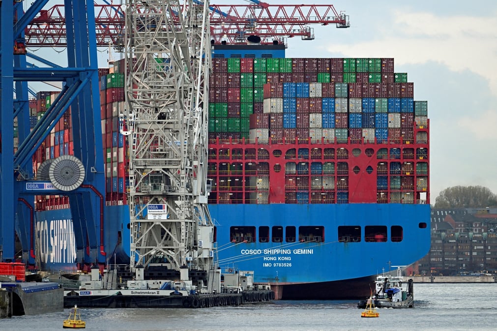 Un cargo est charge dans le port de hambourg en allemagne