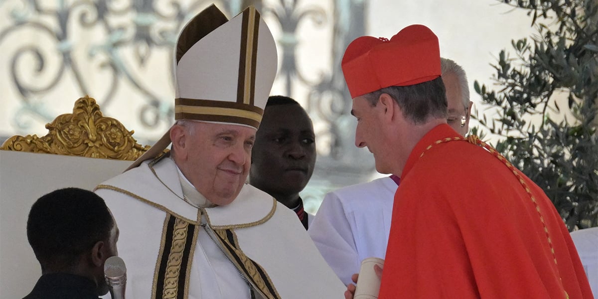 L'évêque français de Corse, François-Xavier Bustillo (à droite), est élevé au rang de cardinal par le pape François lors d'un consistoire visant à créer 21 nouveaux cardinaux sur la place Saint-Pierre au Vatican, le 30 septembre 2023.