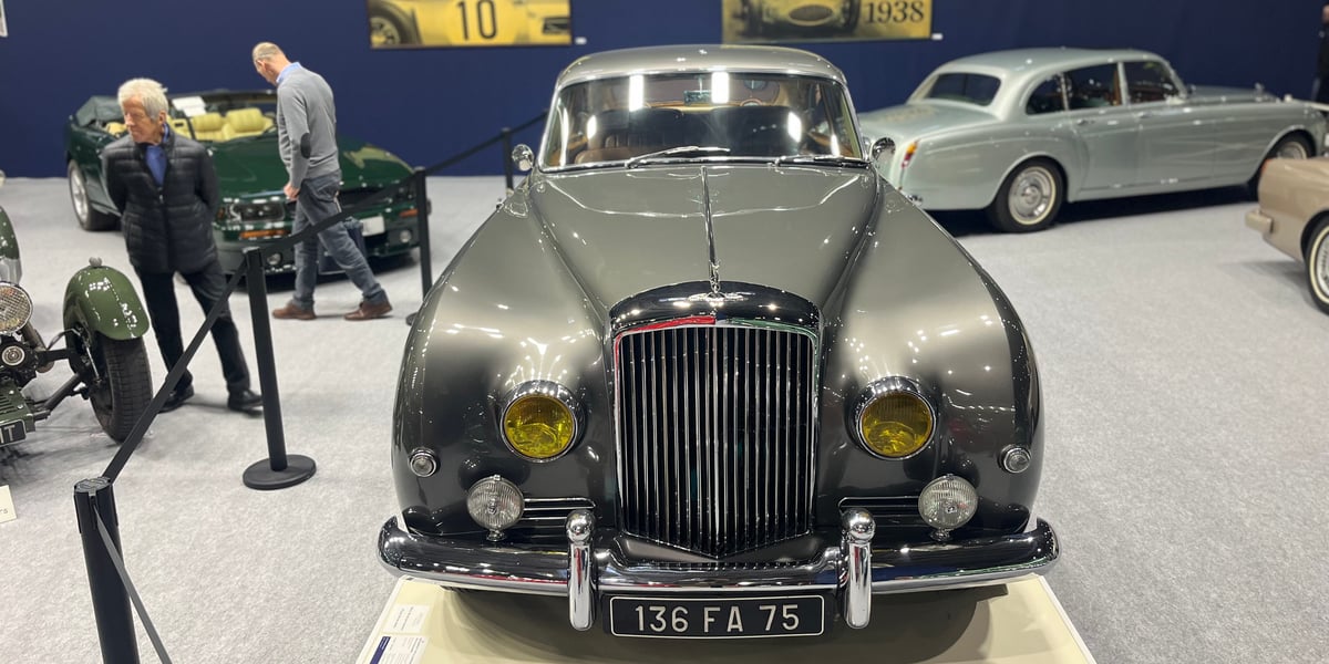 La Bentley S1 Continental, voiture chouchou du photographe Helmut Newton, est évaluée entre 750 000 et 1 million d'euros.
