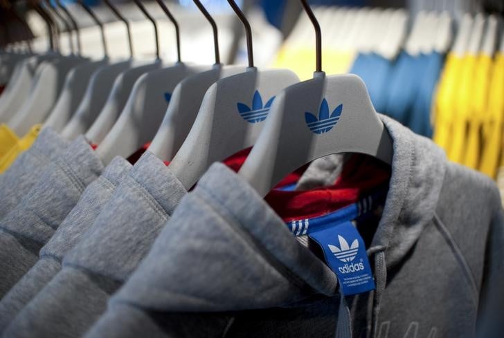 Résultats en baisse pour Adidas, fronde des actionnaires